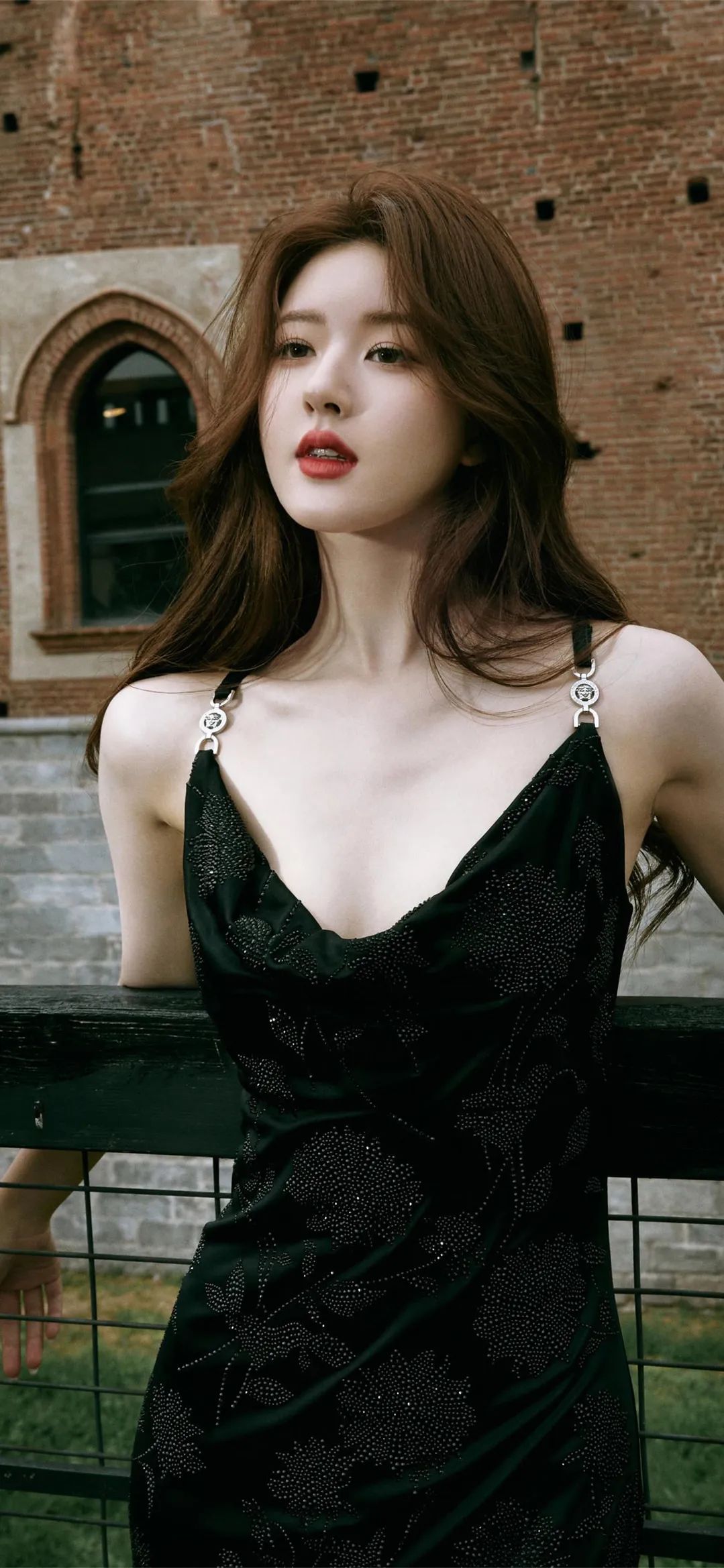 赵露思米兰时装周黑色吊带连衣裙造型图片性感靓丽第3张